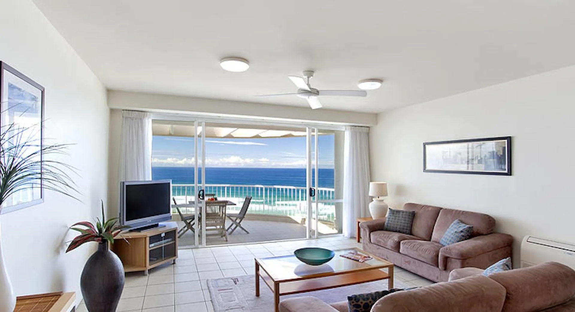 La Mer Sunshine Beachfront 4*,