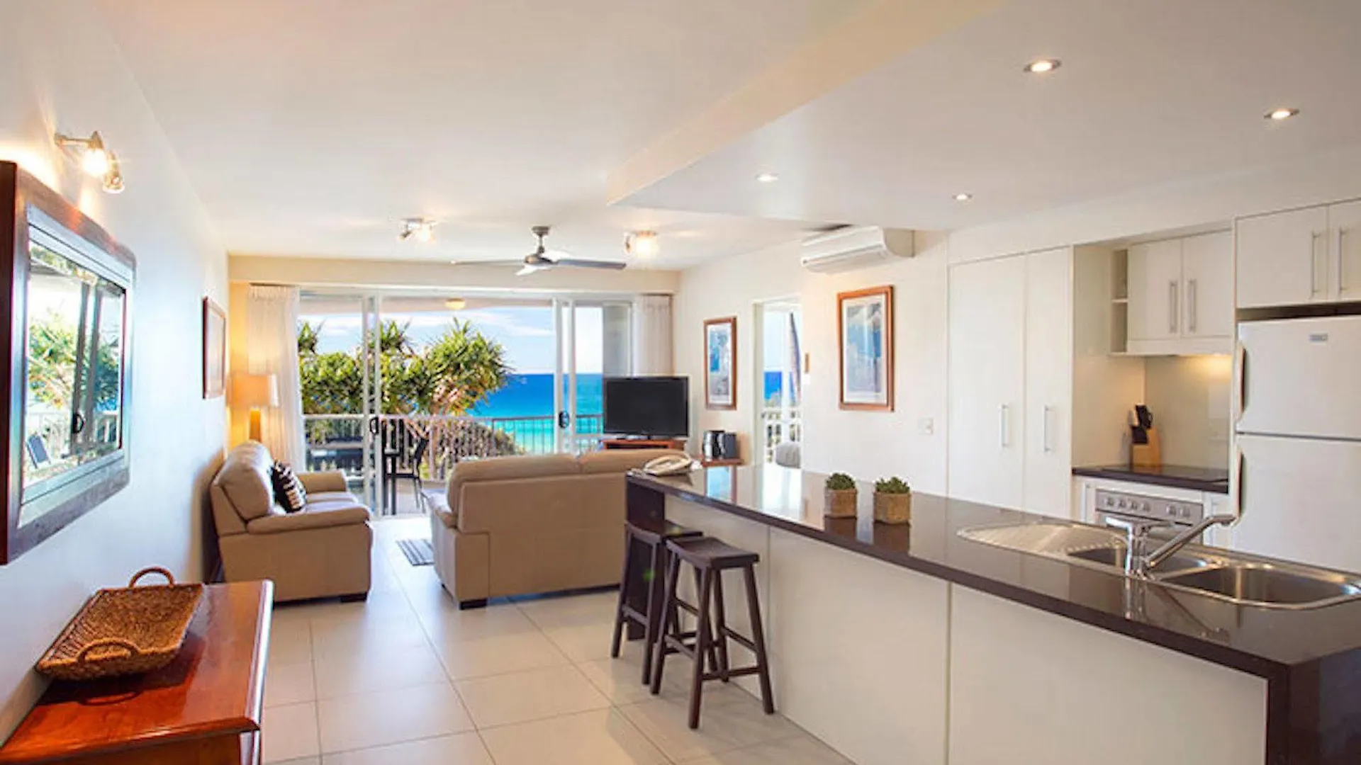 La Mer Sunshine Beachfront Aparthotel