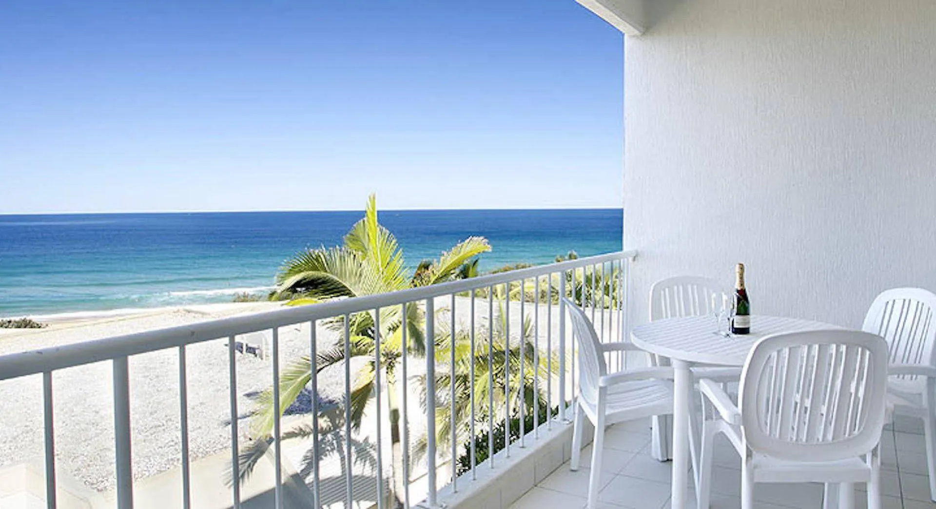La Mer Sunshine Beachfront Aparthotel